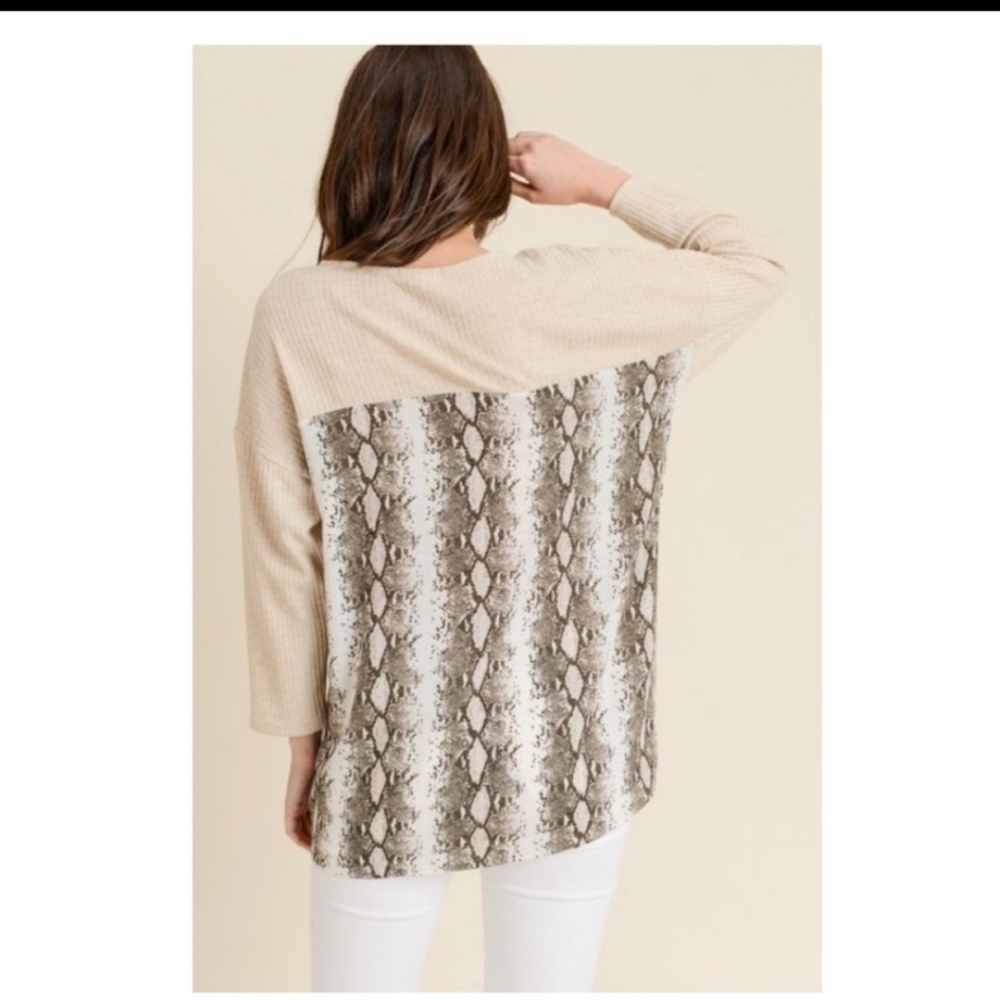 ✨SNAKE PRINT CONTRAST TOP W/V-NECKLINE-NEW - Picture 7 of 11
